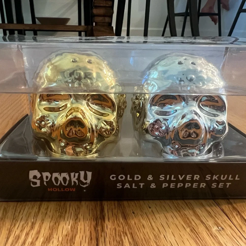 - Salt and Pepper skulls shakers Halloween theme